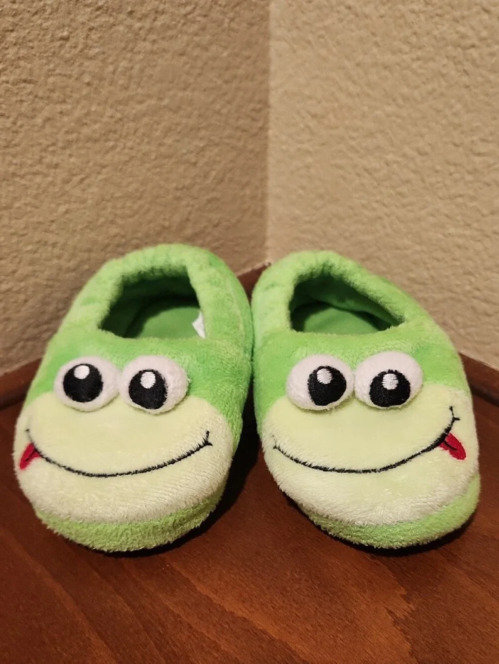 The Children's Place Fuzzy Frog Slippers